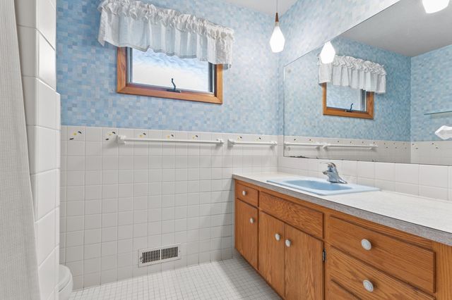 3212 33rd Avenue NE, Saint Anthony, MN 55418