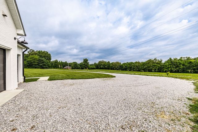 1031 Kennedy Ln, Cottontown, TN 37048