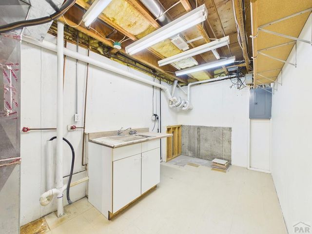 1079 Lynn Dr, Pueblo, CO 81006