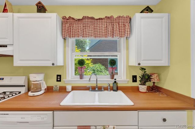 17386 Beverly Road, Beverly Hills, MI 48025