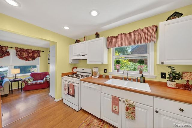 17386 Beverly Road, Beverly Hills, MI 48025