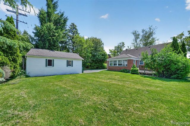 17386 Beverly Road, Beverly Hills, MI 48025