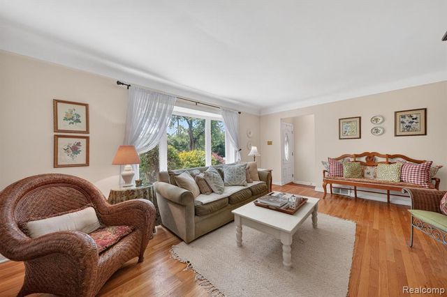 17386 Beverly Road, Beverly Hills, MI 48025