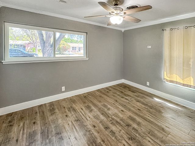5102 Crown Ln, Kirby, TX 78219