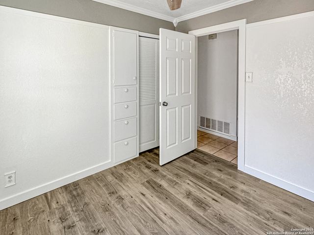 5102 Crown Ln, Kirby, TX 78219