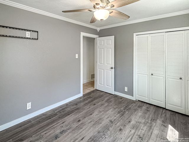 5102 Crown Ln, Kirby, TX 78219