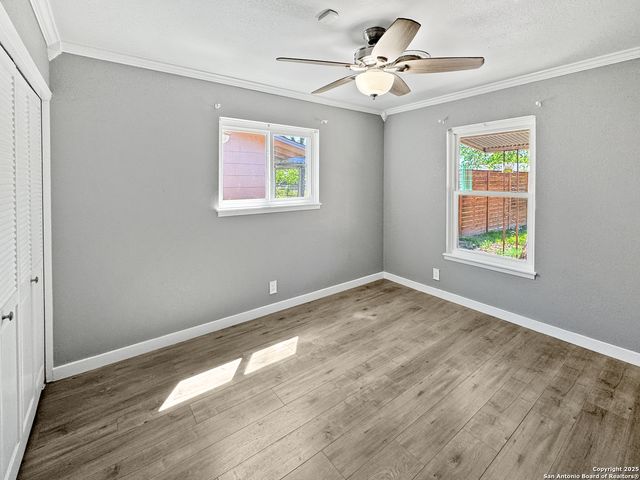 5102 Crown Ln, Kirby, TX 78219