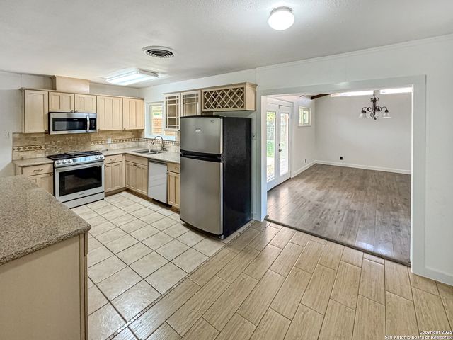5102 Crown Ln, Kirby, TX 78219