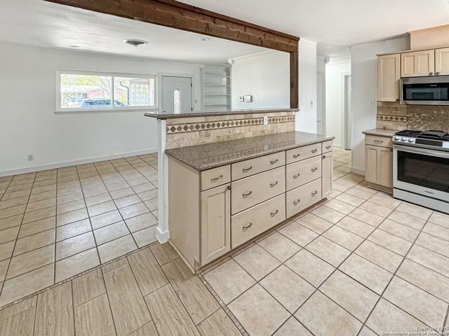 5102 Crown Ln, Kirby, TX 78219
