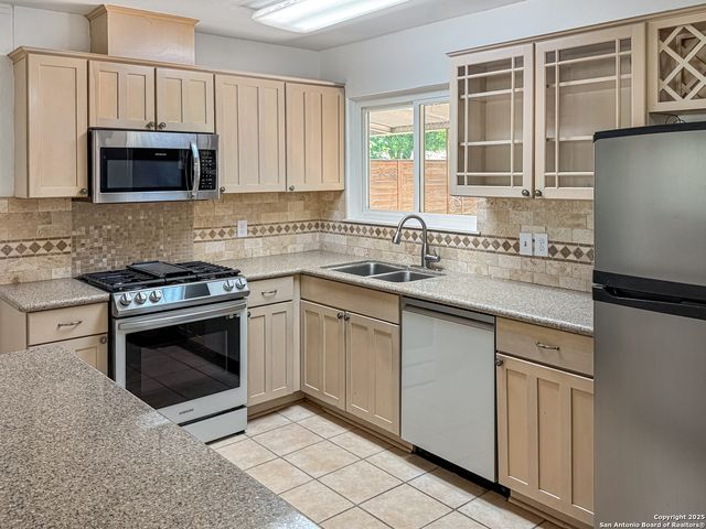 5102 Crown Ln, Kirby, TX 78219