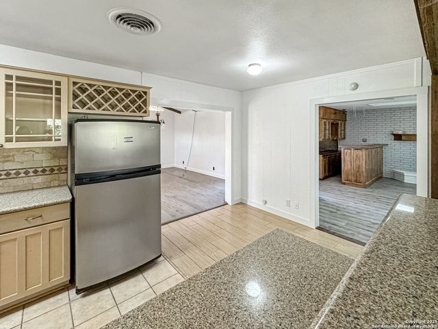 5102 Crown Ln, Kirby, TX 78219