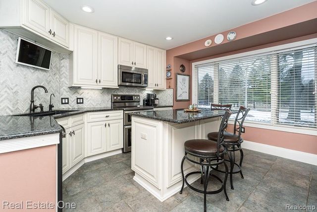 820 Quatro Lane, Leonard Village, MI 48367