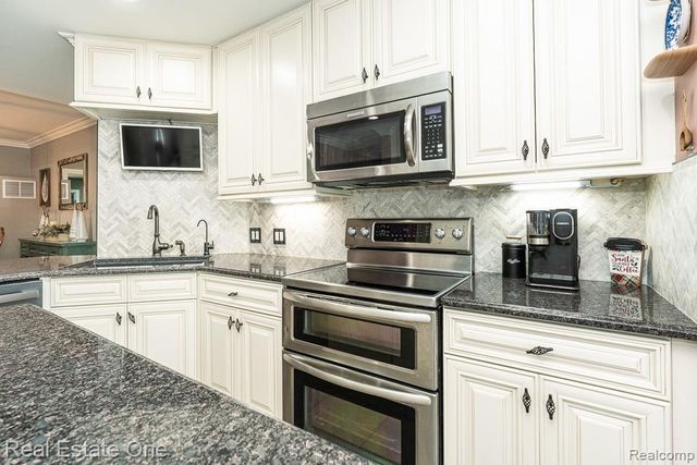 820 Quatro Lane, Leonard Village, MI 48367