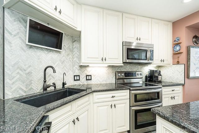 820 Quatro Lane, Leonard Village, MI 48367