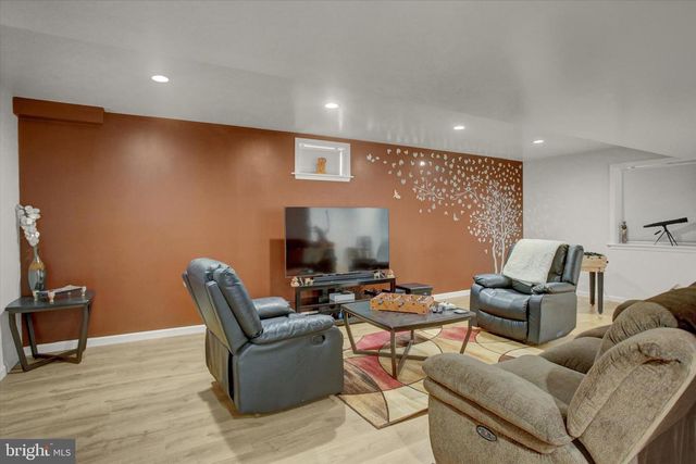 8 TANGLEWOOD DR, Mechanicsburg, PA 17050