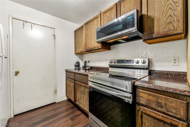 220 Mission Newport Lane 204, Las Vegas, NV 89107