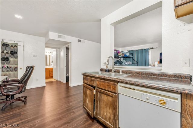 220 Mission Newport Lane 204, Las Vegas, NV 89107