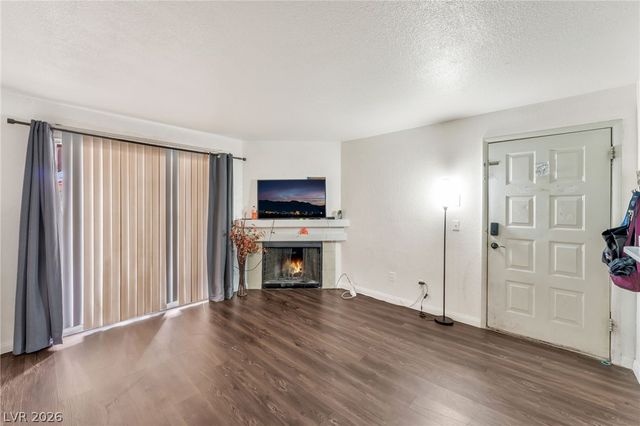 220 Mission Newport Lane 204, Las Vegas, NV 89107