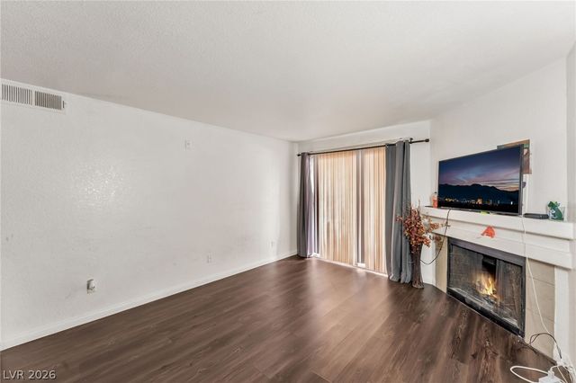 220 Mission Newport Lane 204, Las Vegas, NV 89107