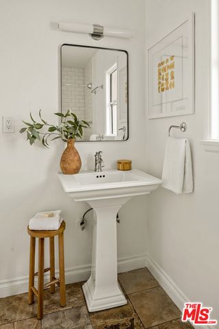 2477 Walnut Avenue, Venice (los Angeles), CA 90291