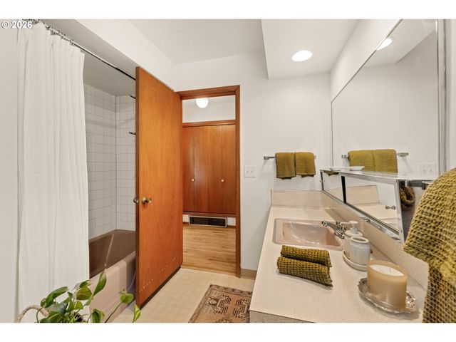 15235 Ne CLACKAMAS St, Portland, OR 97230