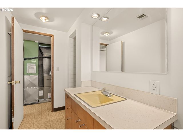 15235 Ne CLACKAMAS St, Portland, OR 97230