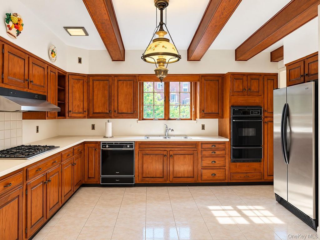 2 Ivy Close, Forest Hills, NY 11375 — photo 2