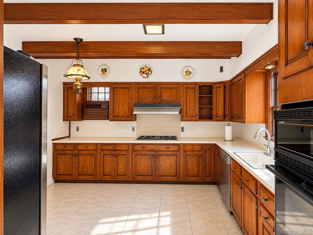 2 Ivy Close, Forest Hills, NY 11375 — photo 3