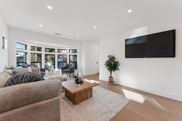 975 55 St, Oakland, CA 94608