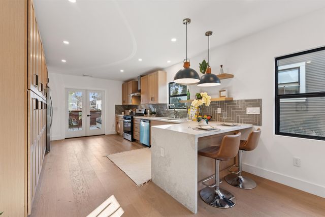 975 55 St, Oakland, CA 94608