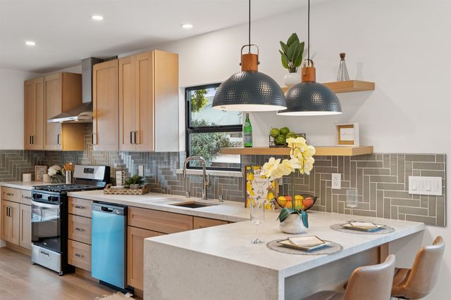 975 55 St, Oakland, CA 94608