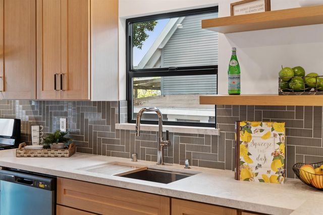 975 55 St, Oakland, CA 94608