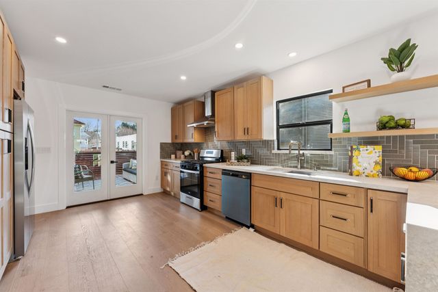 975 55 St, Oakland, CA 94608