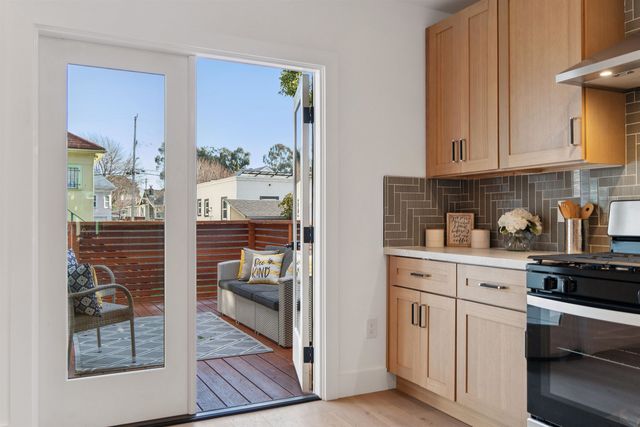 975 55 St, Oakland, CA 94608