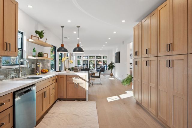 975 55 St, Oakland, CA 94608