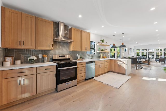 975 55 St, Oakland, CA 94608