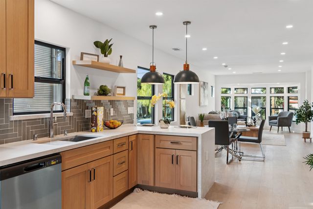 975 55 St, Oakland, CA 94608