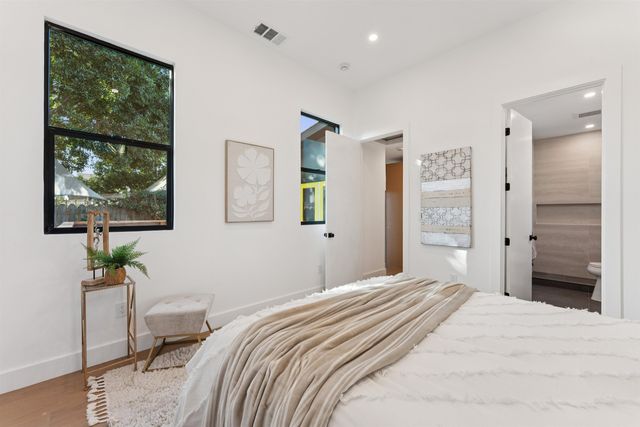 975 55 St, Oakland, CA 94608