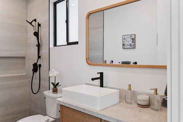 975 55 St, Oakland, CA 94608