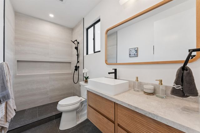 975 55 St, Oakland, CA 94608