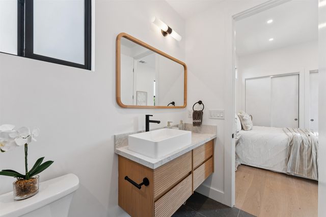 975 55 St, Oakland, CA 94608