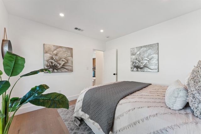 975 55 St, Oakland, CA 94608