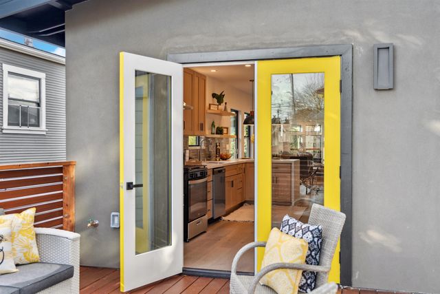 975 55 St, Oakland, CA 94608