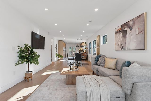 975 55 St, Oakland, CA 94608