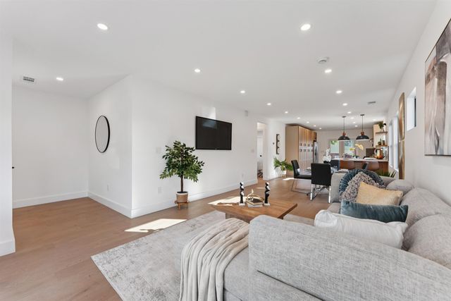 975 55 St, Oakland, CA 94608