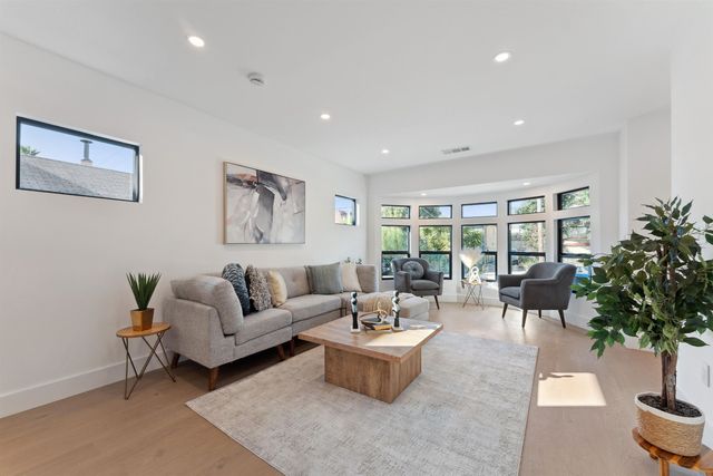 975 55 St, Oakland, CA 94608