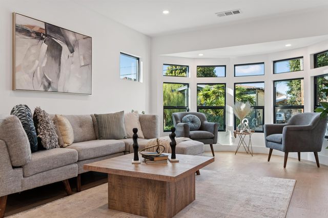 975 55 St, Oakland, CA 94608