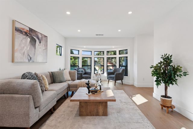 975 55 St, Oakland, CA 94608