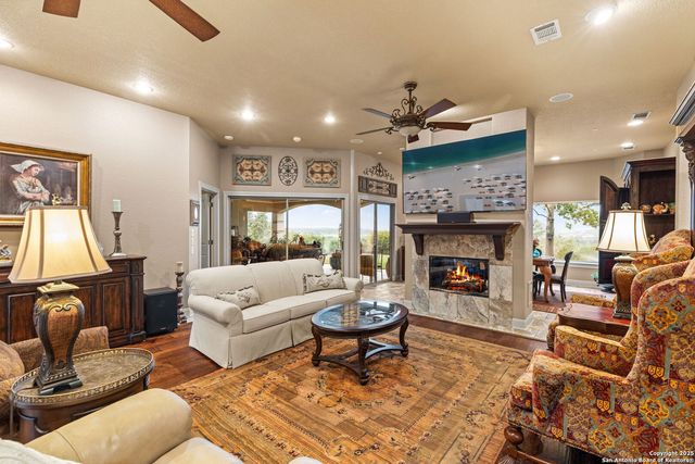 948 Cougar, Canyon Lake, TX 78133