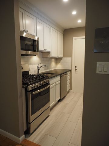 10 Longwood Dr 10, Andover, MA 01810